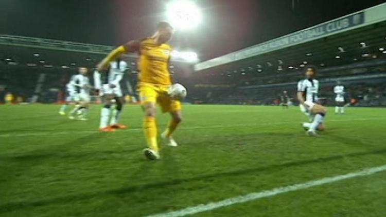 Pemain Brighton, Glenn Murray saat mencetak gol ke gawang West Brom - INDOSPORT