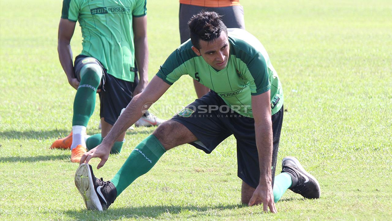 Otavio Dutra ikut berlatih dengan Persebaya di Lapangan Jenggolo, Sidoarjo. Kamis (7/2/19). Copyright: Fitra Herdian/Indosport.com
