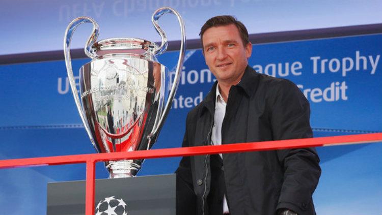 Legenda Liverpool Vladimir Smicer bersama trofi Liga Champions.