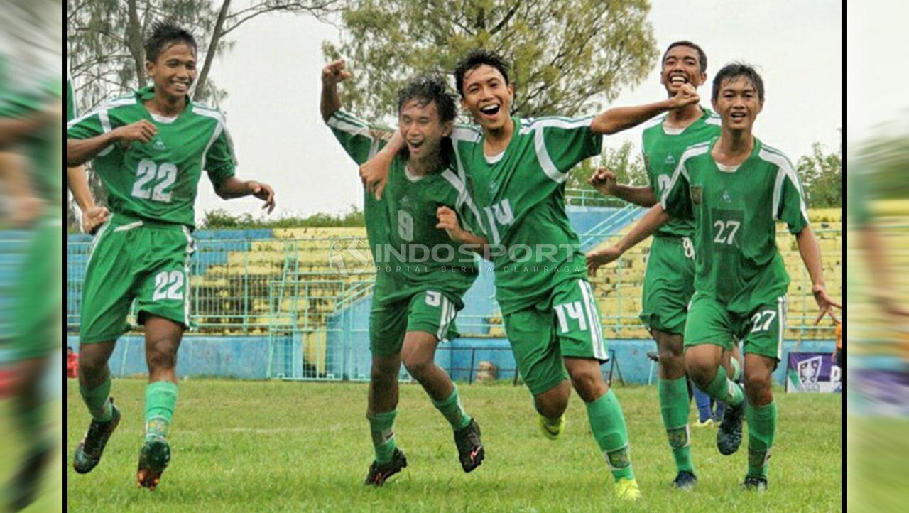 Jersey Persebaya U-17 terdapat banyak tambalan dan tidak layak dipakai.
