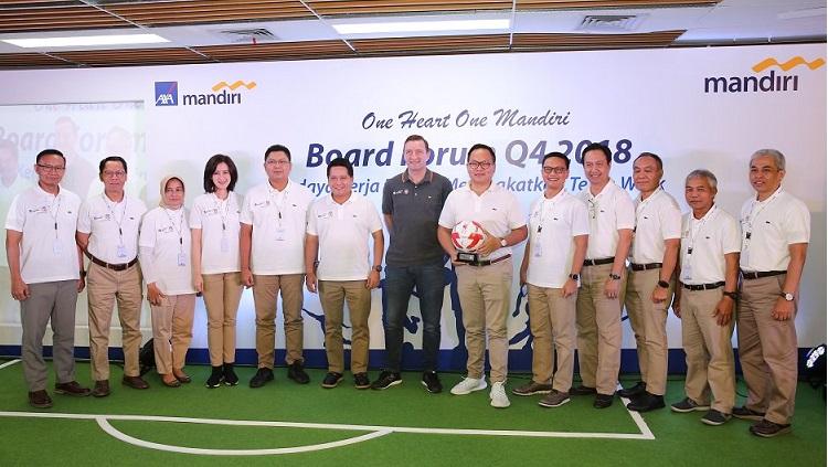 AXA Mandiri mendatangkan legenda Liverpool, Vladimir Smicer, ke Jakarta.