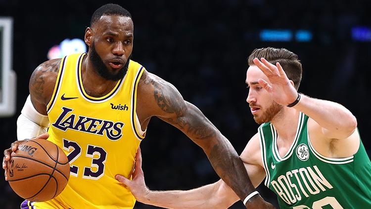 Gordon Hayward (Boston Celtics) berusaha menghentikan aksi LeBron James