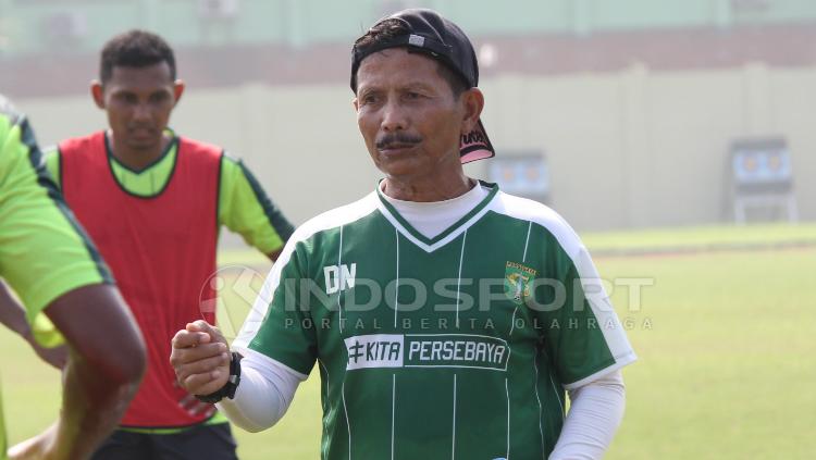 Djajang Nurdjaman saat melatih timnya Persebaya Surabaya, Jumat (20/04/19).