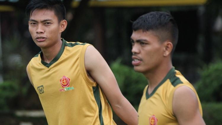 Vava Mario Yagalo (kiri) terancam absen di laga Persib Bandung vs Tira Persikabo.