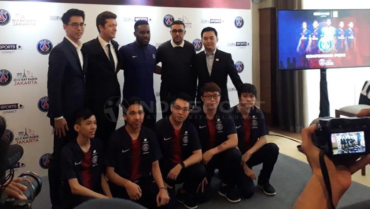 Salah satu mantan bintang PSG, Jay-Jay Okocha (tengah) hadir di acara BeinSport. - INDOSPORT
