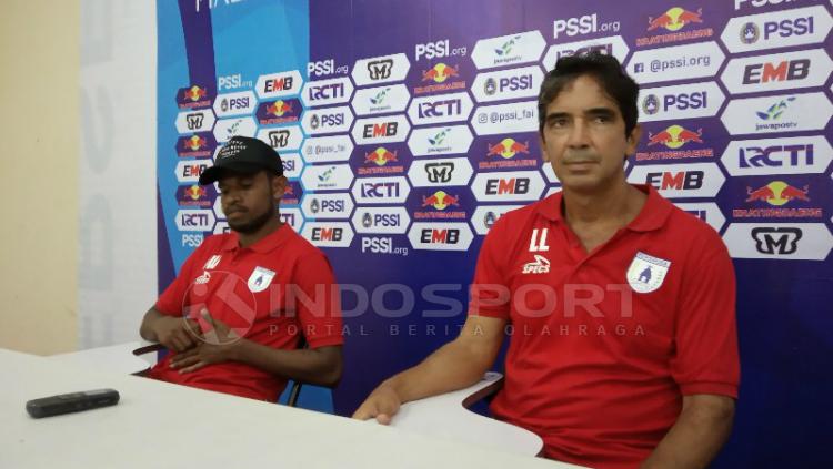 Pelatih Persipura, Luciano Leandro bersama Manu Wanggai usai laga lawan Persidago di Piala Indonesia. - INDOSPORT