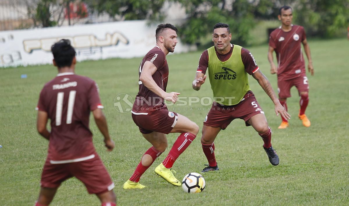 Aksi Marko Simic dijaga ketat oleh Jaimerson da Silva. Copyright: Herry Ibrahim/Football265.com