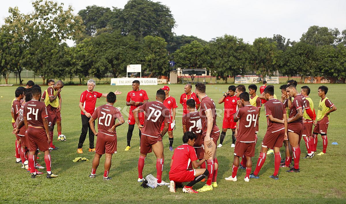 Pelatih Ivan Kolev saat memberikan arahan kepada para pemain Persija Jakarta. Copyright: Herry Ibrahim/Football265.com