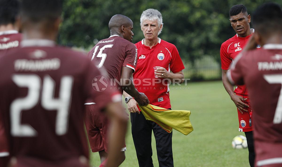 Pelatih Ivan Kolev saat berdiskusi dengan Neguette.