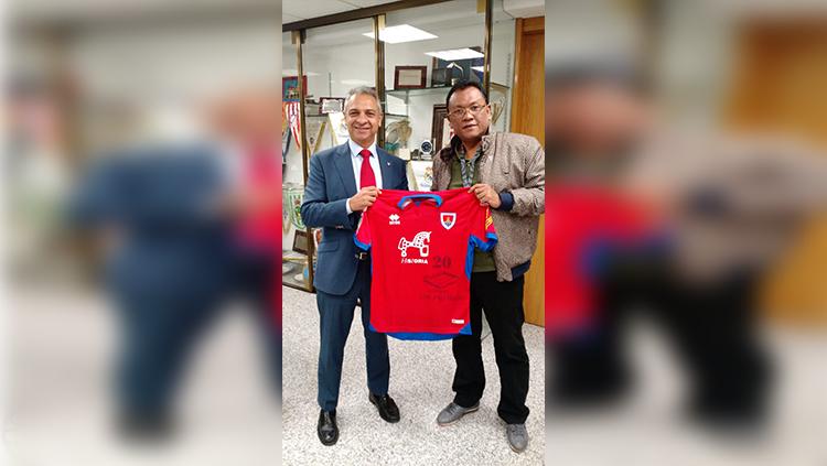 Rudy Sinaga bersama dengan perwakilan CD Numancia. - INDOSPORT