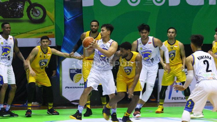 Laga IBL Indonesia Prawira Bandung vs Satya Wacana Salatiga.