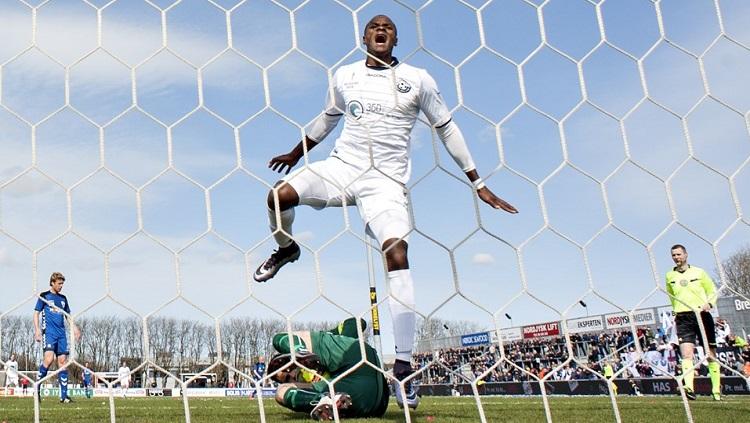 Washington Brandao mendapatkan peluang gagal di depan gawang.