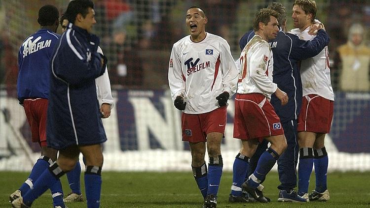 Selebrasi striker Hamburg SV, Naohiro Takahara, usai menghindarkan timnya dari kekalahan dalam pertandingan Bundesliga Jerman kontra Bayern Munchen, 9 Februari 2003.