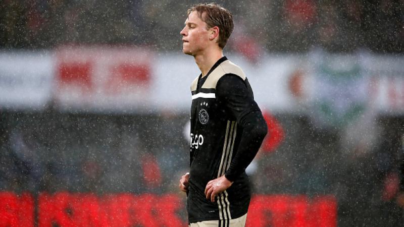 Frenkie De Jong saat dikalahkan oleh Feyenoord Copyright: GettyImages