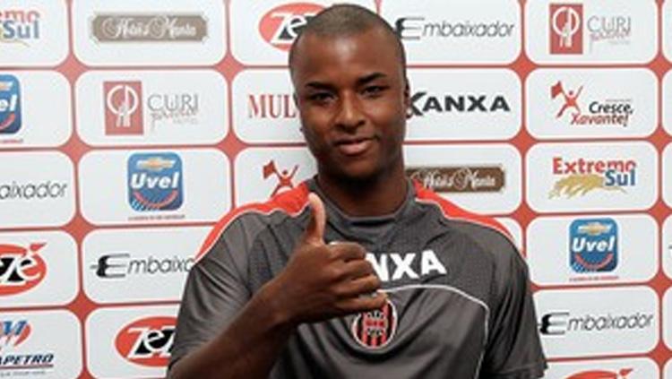 Bek asal Brasil, Andre Ribeiro, mengaku sudah pesimistis dengan masa depannya bersama klub Liga 1, Persipura Jayapura. - INDOSPORT