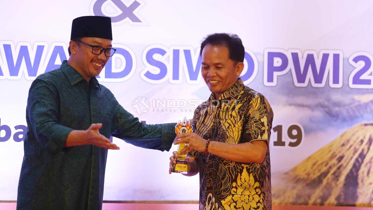 CEO Kalteng Putera, Agustiar Sabran (kanan) menerima Golden Award yang diserahkan oleh Menpora Imam Nahrawi. - INDOSPORT