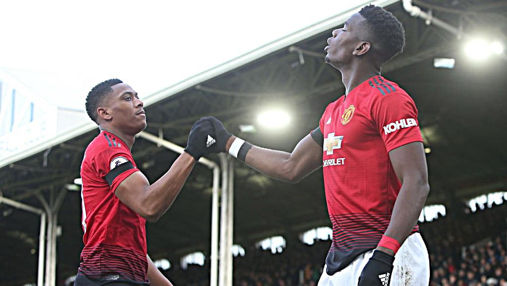 Selebrasi Anthony Martial dan Paul Pogba (Manchester United) saat merayakan usai mencetak gol ke gawang Fulham.