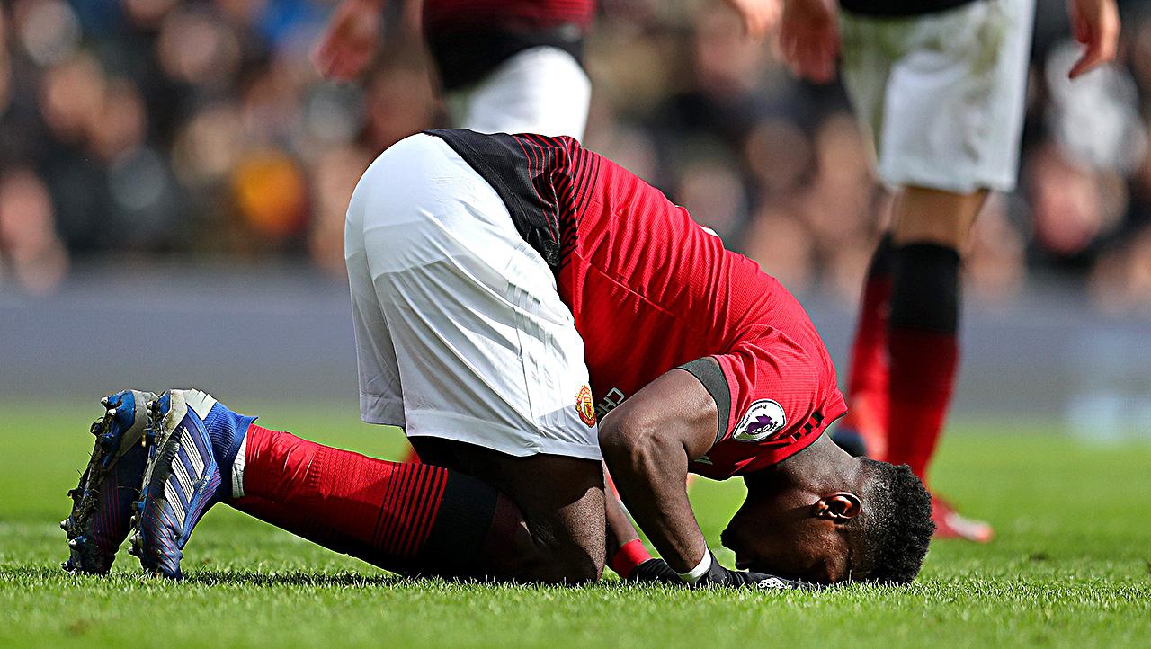 Selebrasi Paul Pogba (Manchester United) bersujud usai mencetak gol penalti ke gawang Fulham. Copyright: Indosport.com