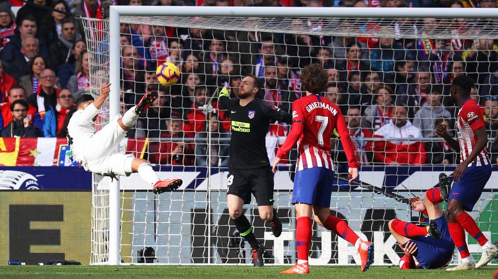 Gol salto Casemiro ke gawang Atletico Madrid Copyright: Getty Images