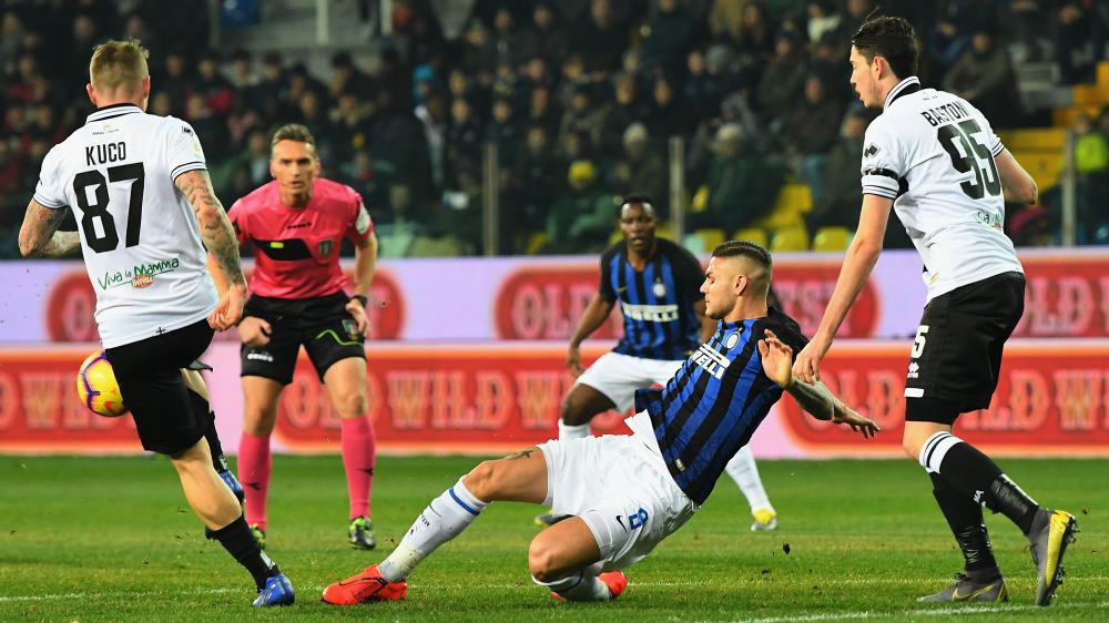 Aksi Icardi melawan pemain bertahan Parma