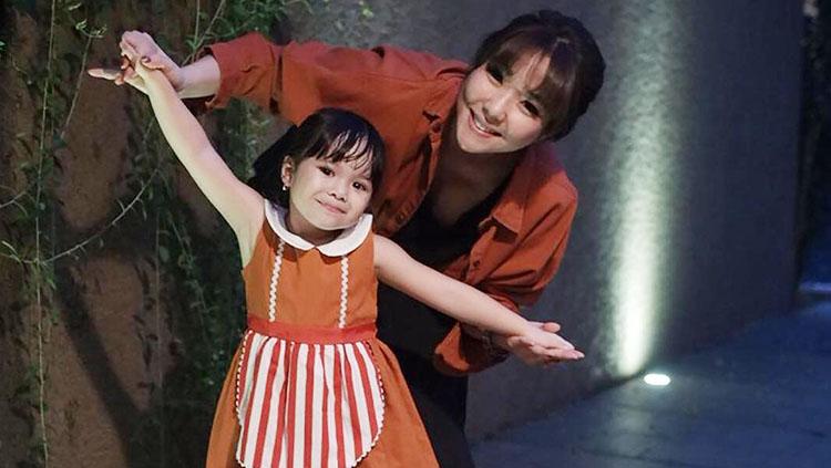 Artis cantik Gisella Anastasia pilih berenang dengan sang putri, Gempita Nora Marten, saat dilanda putus cinta dengan Wijaya Saputra atau wijin.