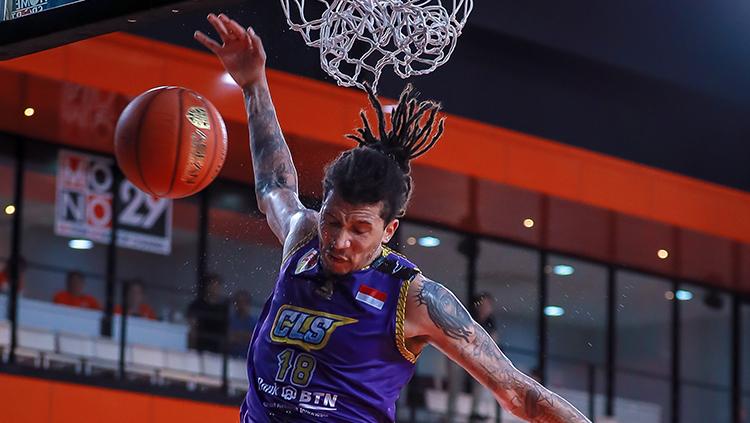 Pemain CLS Knights berhasil memasukan bola ke net Mono Vampire Copyright: CLS Knights v Mono Vampire