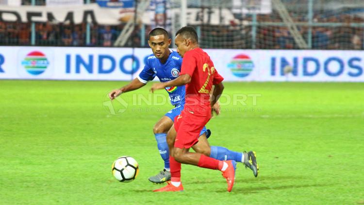 Todd Fere mencoba melewati pemain Arema FC.