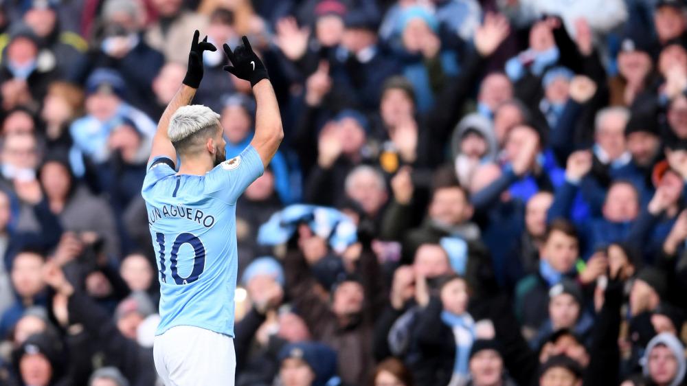Sergio Aguero melakukan selebrasi saat memperkuat Manchester City.