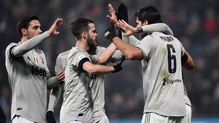 Skuat Juventus merayakan gol Khedira ke gawang Sassuolo. Copyright: Twitter @khaledalnouss1