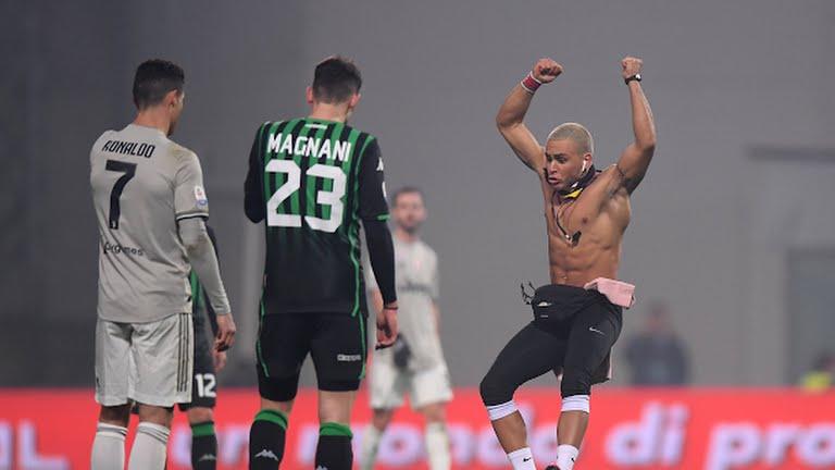 Cristiano Ronaldo dipeluk suporter yang masuk ke lapangan pada saat melawan Sassuolo
