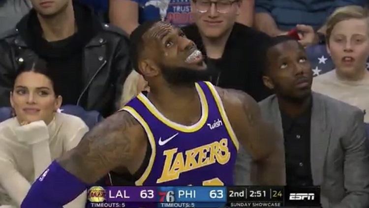 Kendall Jenner tertangkap kamera sedang mengagumi LeBron James dari belakang.