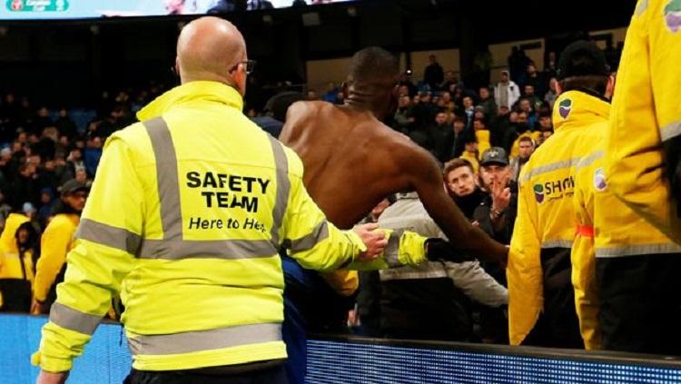 Antonio Rudiger yang menerima makian dari penggemar Chelsea usai dikalahkan Manchester City 6-0 Copyright: Daily Star