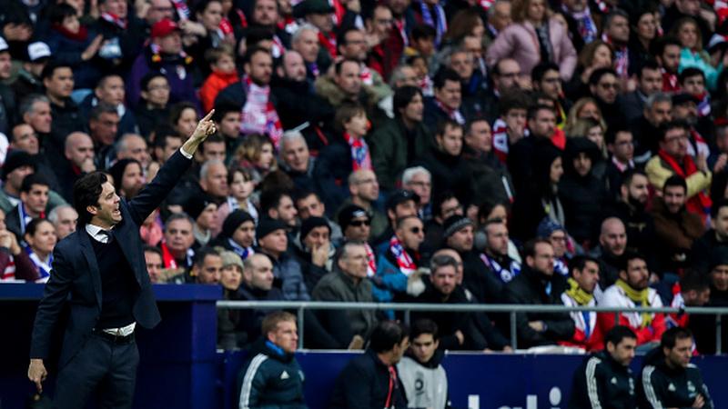 Santiago Solari saat memberi instruksi di laga melawan Atletico Madrid.