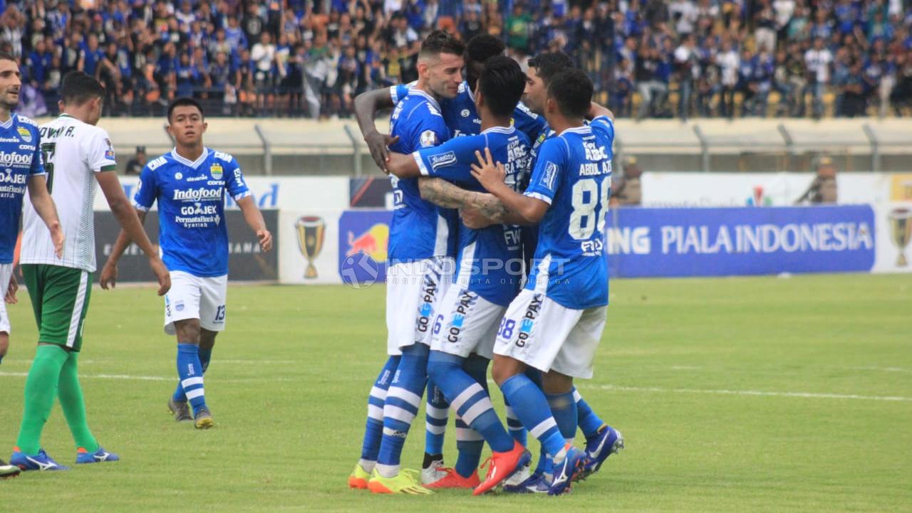 Pemain Persib Bandung, merayakan gol yang dicetak Ezechiel N'Douassel.