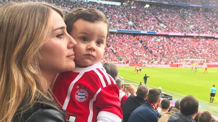 Julia Vigas dan anaknya saat menyaksikan ayahnya Thiago Alcantara Copyright: Julia Vigas