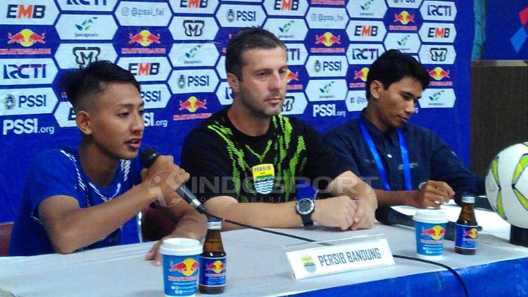 Pelatih Persib, Miljan Radovic (tengah) ditemani pemainnyaâ Beckham Putra Nugraha (kiri) seusai pertandingan menghadapi Persiwa.
