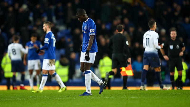 Pemain Everton tertunduk lesu pasca dikalahkan Tottenham.