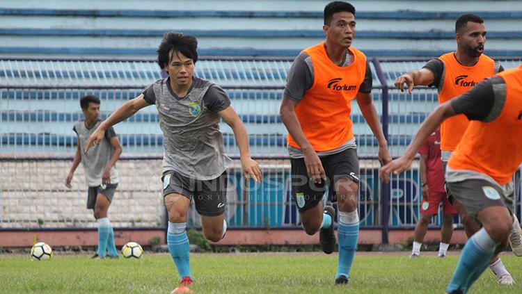 Kei Hirose memperlihatkan kemampuannya dalam mini games saat latihan di Stadion Surajaya. Senin (11/2/19 Copyright: Fitra Herdian/Indosport