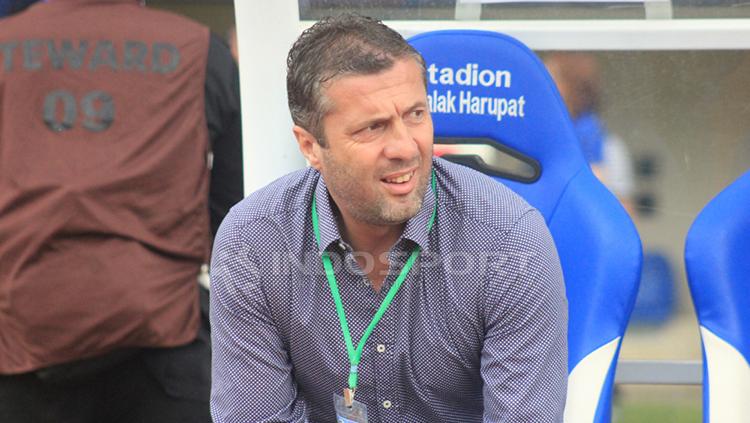 Pelatih Persib, Miljan Radovic di Stadion Si Jalak Harupat, ‎Kabupaten Bandung, Senin (11/02/2019). Copyright: Arif Rahman/INDOSPORT