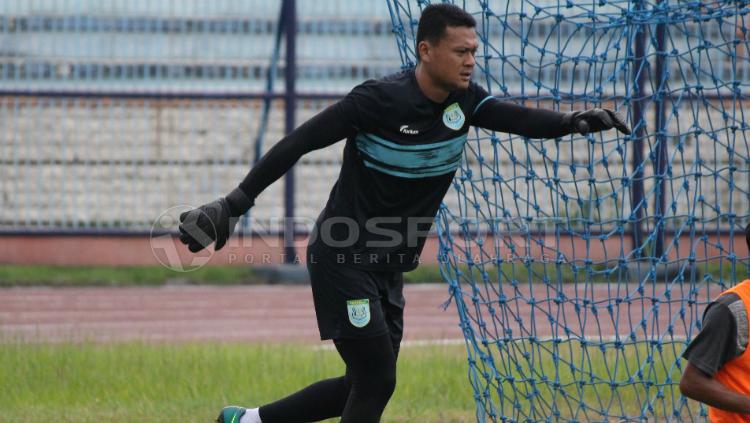 Dian Agus Prasetyo melakukan pemanasan sebelum latihan di Stadion Surajaya, Lamongan, Senin (10/02/19). Copyright: Fitra Herdian Ariestianto/INDOSPORT