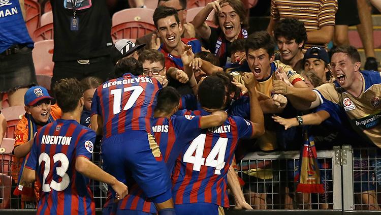 Para pemain Newcastle Jets menghampiri suporter saat berselebrasi usai membobol gawang Persija.