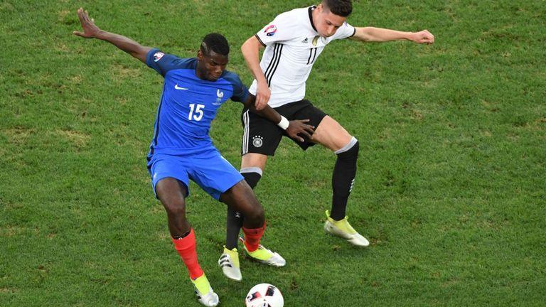 Gelandang Timnas Prancis, Paul Pogba (kiri) vs Julian Draxler, gelandang Timnas Jerman saat di Euro 2016 lalu. Copyright: SkySports