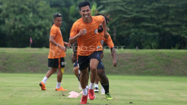 Suhandi latihan bersama para pemain PSS Sleman. Copyright: INDOSPORT