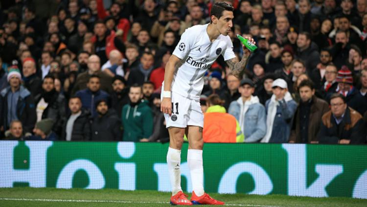 Angel Di Maria memegang botol bir. Copyright: INDOSPORT