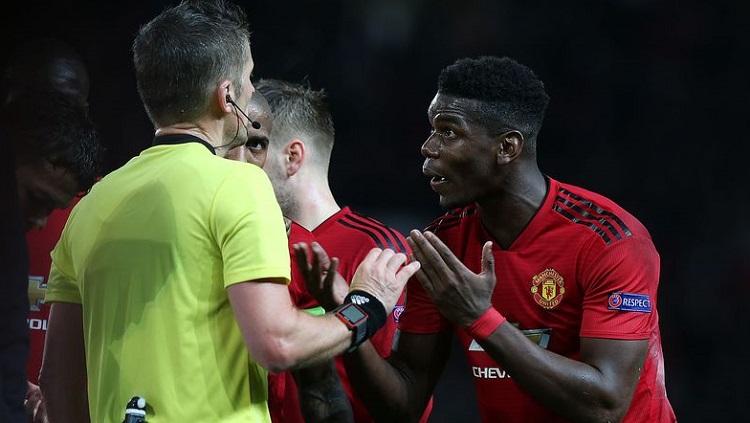 Paul Pogba diusir keluar saat laga Manchester United vs Paris Saint-Germain. Copyright: Getty Images