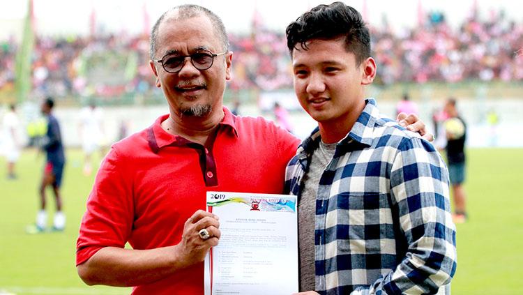 Gelandang Timnas Indonesia U19 tersebut ditemani Direktur PT. Polana Bola Madura Bersatu (PT. PBMB) Ziaul Haq menyapa suporter Madura Bersatu yang hadir langsung ke stadion Copyright: http://maduraunitedfc.com