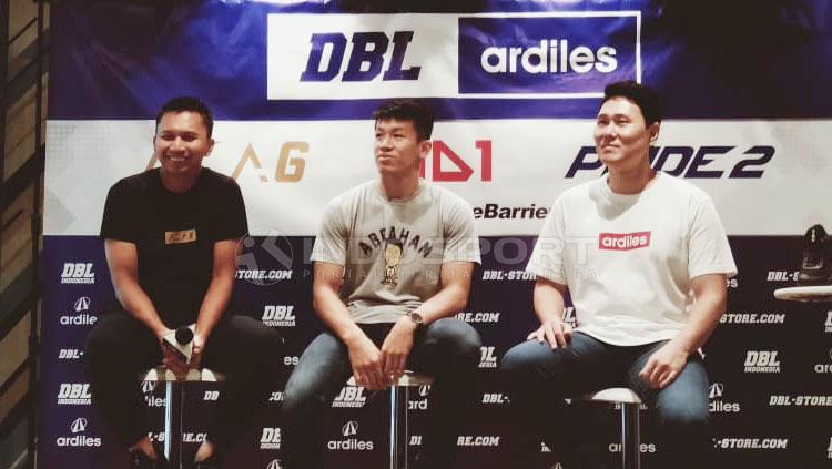 Peluncuran Sepatu DBL dihadiri oleh Azrul Ananda (Founder & CEO DBL Indonesia), Abraham Damar Grahita (atlet Timnas Basket Putra Indonesia), Kim Pan Seung (Direktur A1 Ardiles) Copyright: Bella Wulansari/INDOSPORT