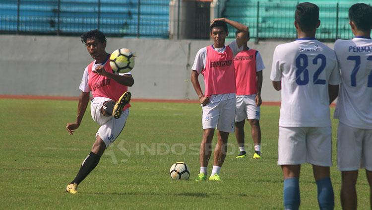 Heru Setiawan menendang bola Copyright: Ronald Segera Prabwo/INDOSPORT