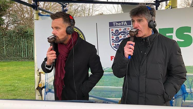 Lee Hendrie dan Paul Dempsey menjadi komentator laga Garuda Select. Copyright: Instagram.com/mysupersoccer