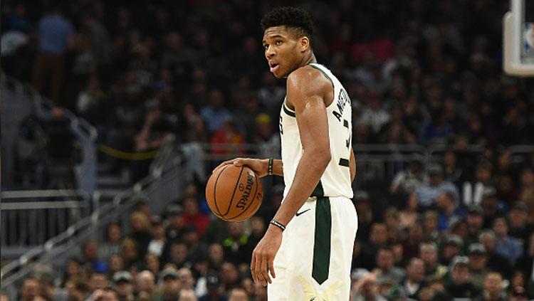 Saat jumpa fans Milwaukee Bucks, Giannis Antetokounmpo berusaha merendah soal gelar MVP yang diraihnya.